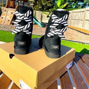 UGG BAILEY BOW II DIAGONAL STRIPES BLACK BOOTS - WOMEN'S